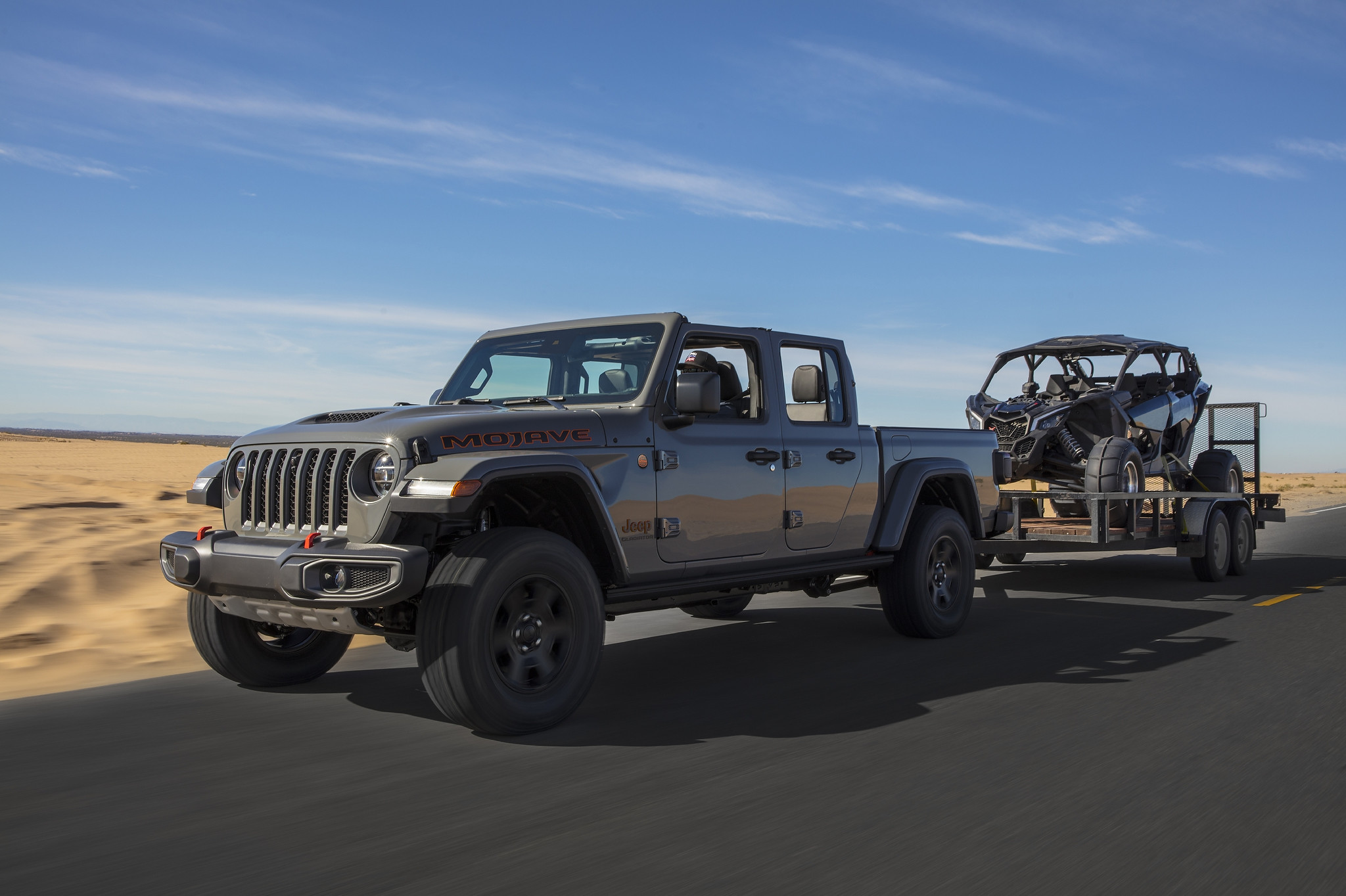 Un Jeep Gladiator 2021 remorquant un côte-a-côte
