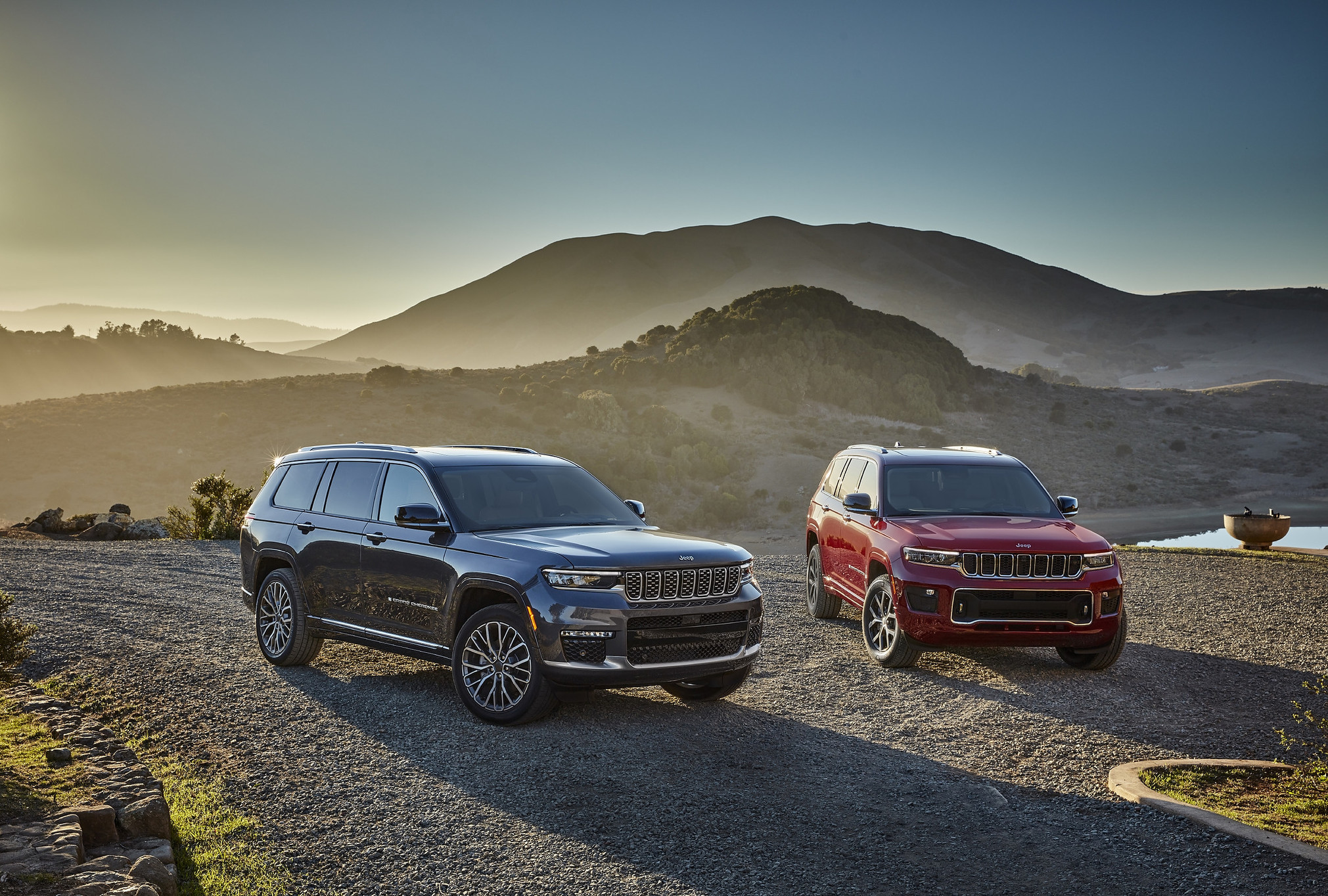 Two 2021 Jeep Grand Cherokee L overlooking a mountain