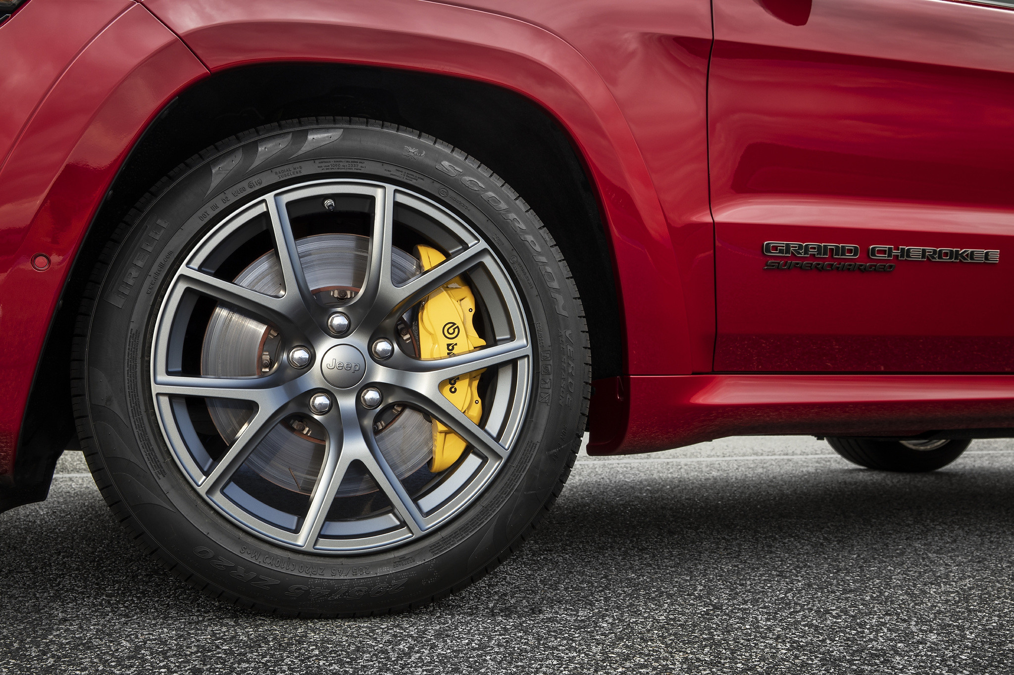 Close-up on the wheel of a 2021 Jeep Grand Cherokee