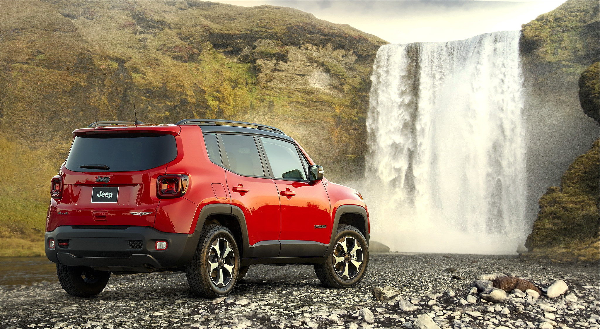 Un Jeep Renegade Trailhawk 2021 stationné devant une chute