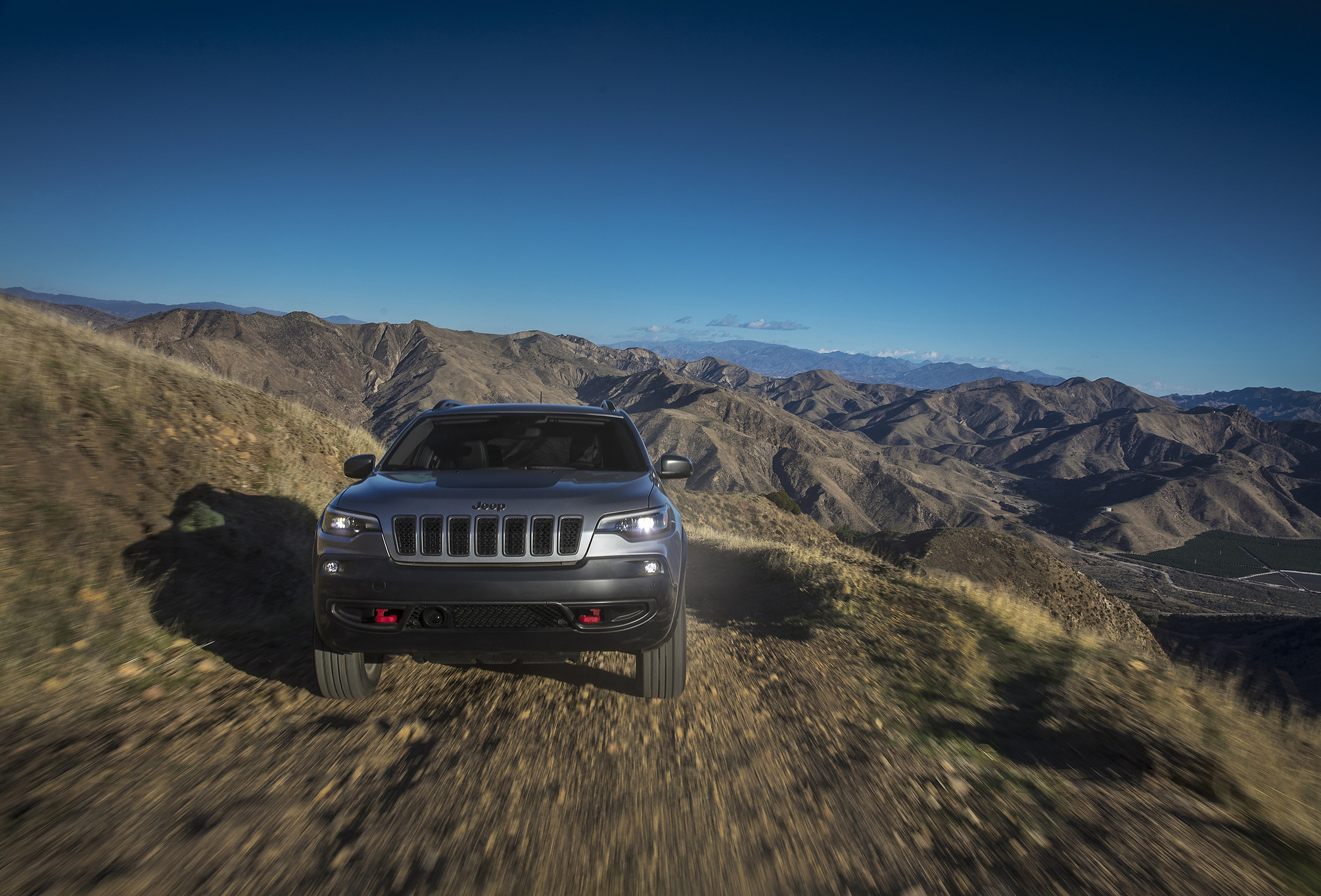 Un Jeep Cherokee 2021 roulant à flanc de montagne