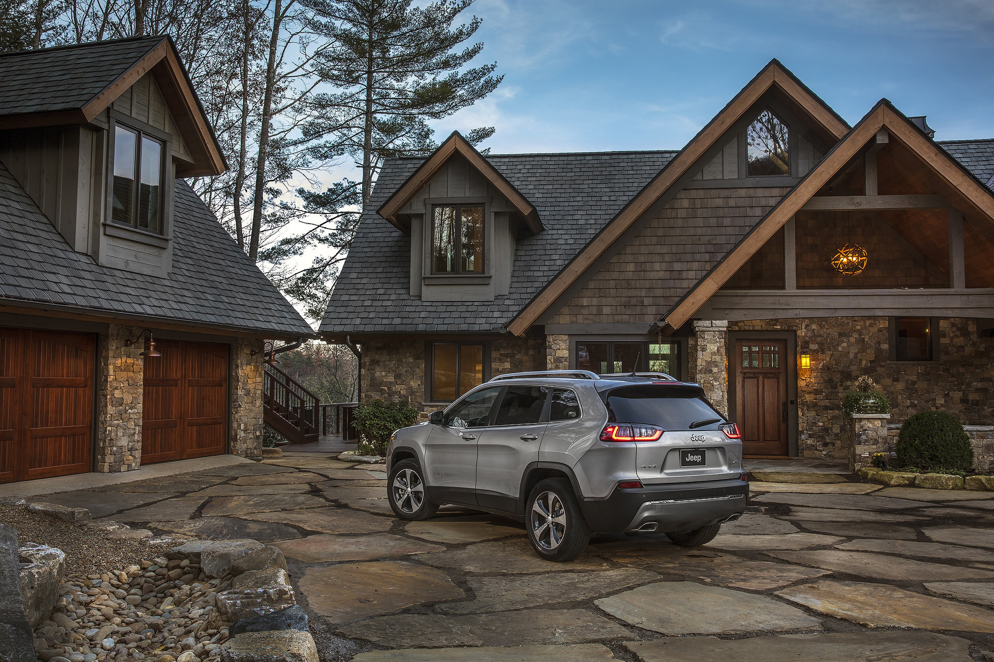 Un Jeep Cherokee 2021 stationné dans une entrée de maison