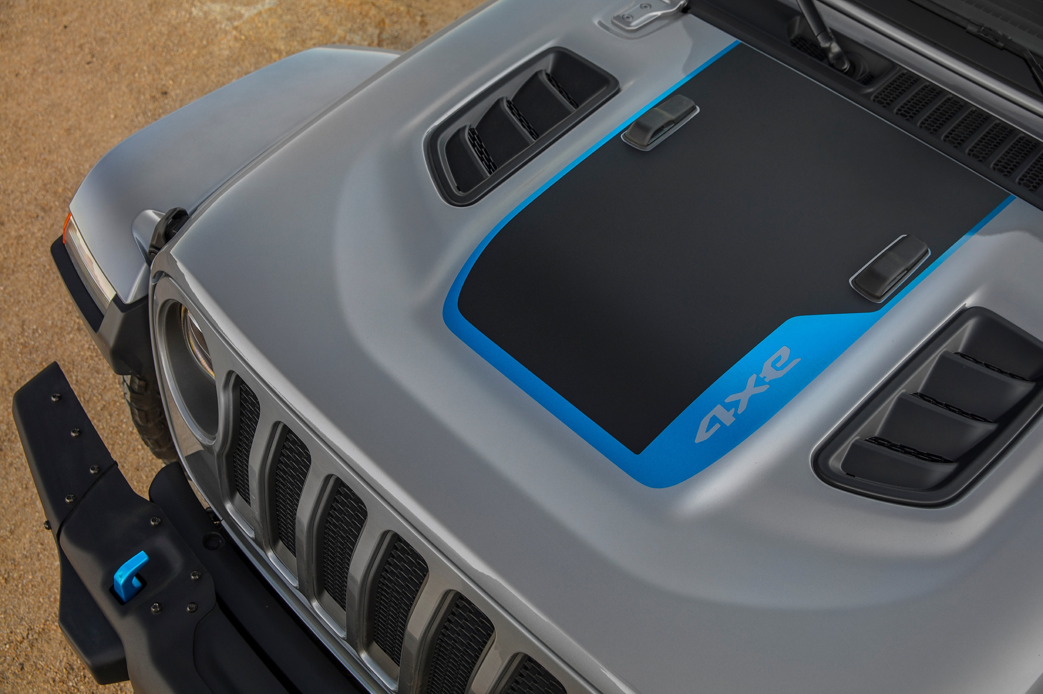Gros plan sur le capot du Jeep Wrangler 4xe 2021