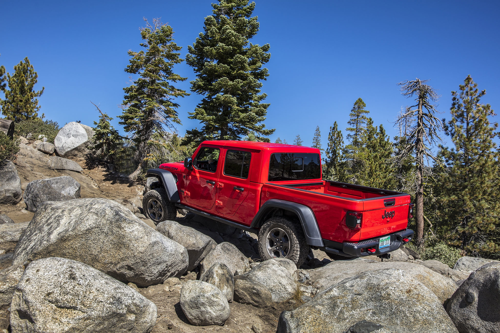 Un Jeep Gladiator Rubicon 2021 roulant sur des rochers sur une colline