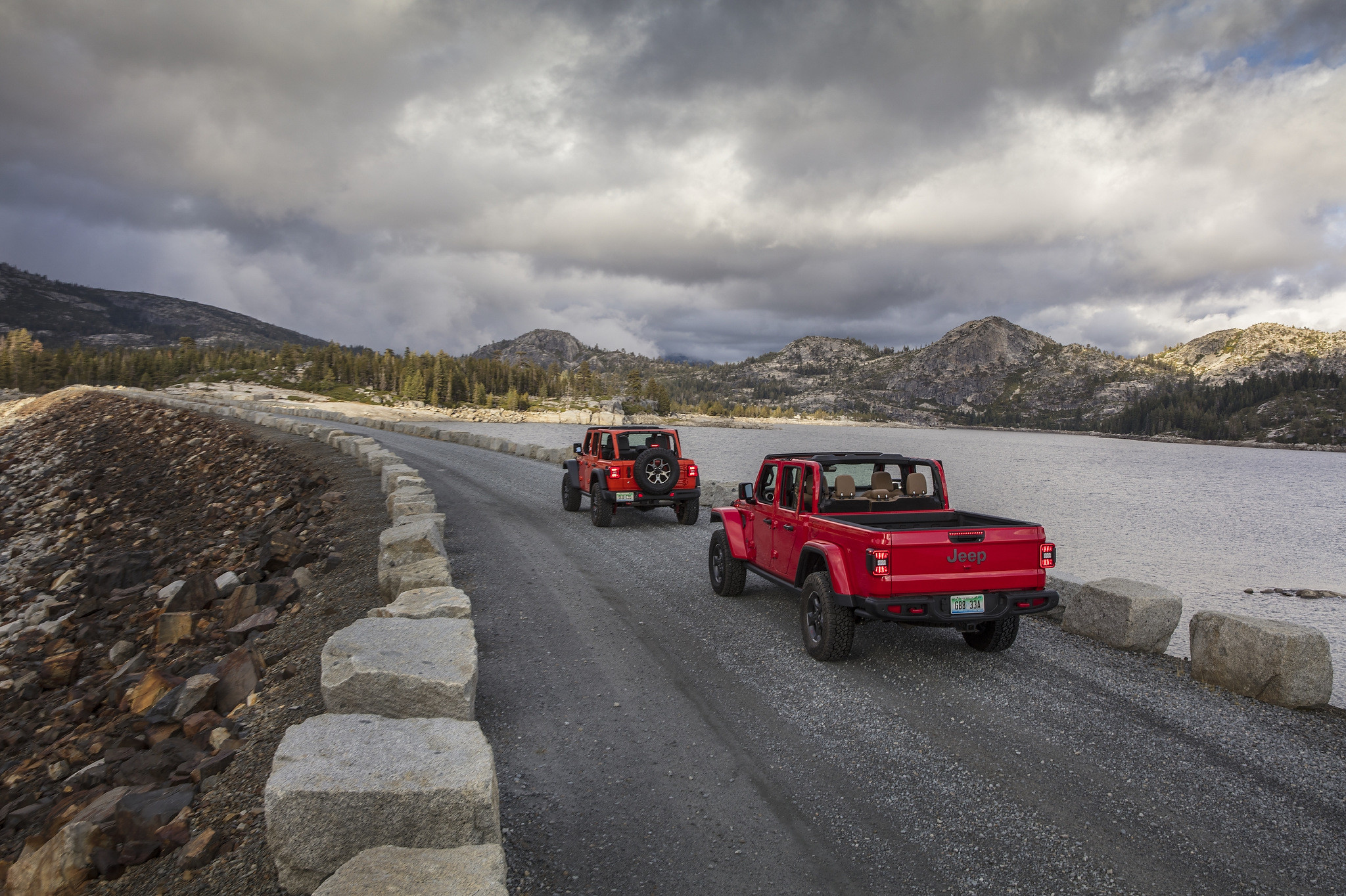 Un Jeep Wrangler 2021 et un Jeep Gladiator 2021 sur une route non pavée