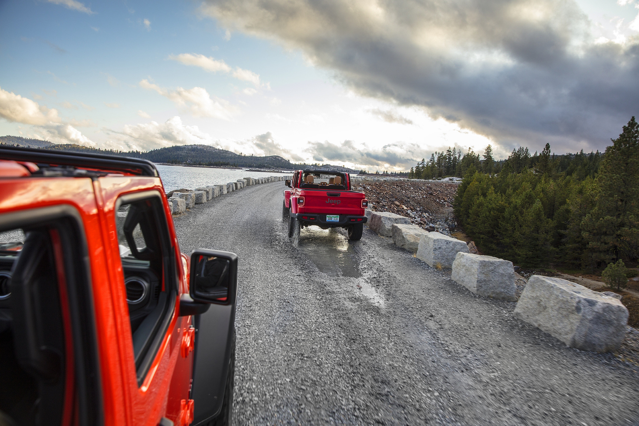 Un Jeep Wrangler 2021 et un Jeep Gladiator 2021 sur une route non pavée