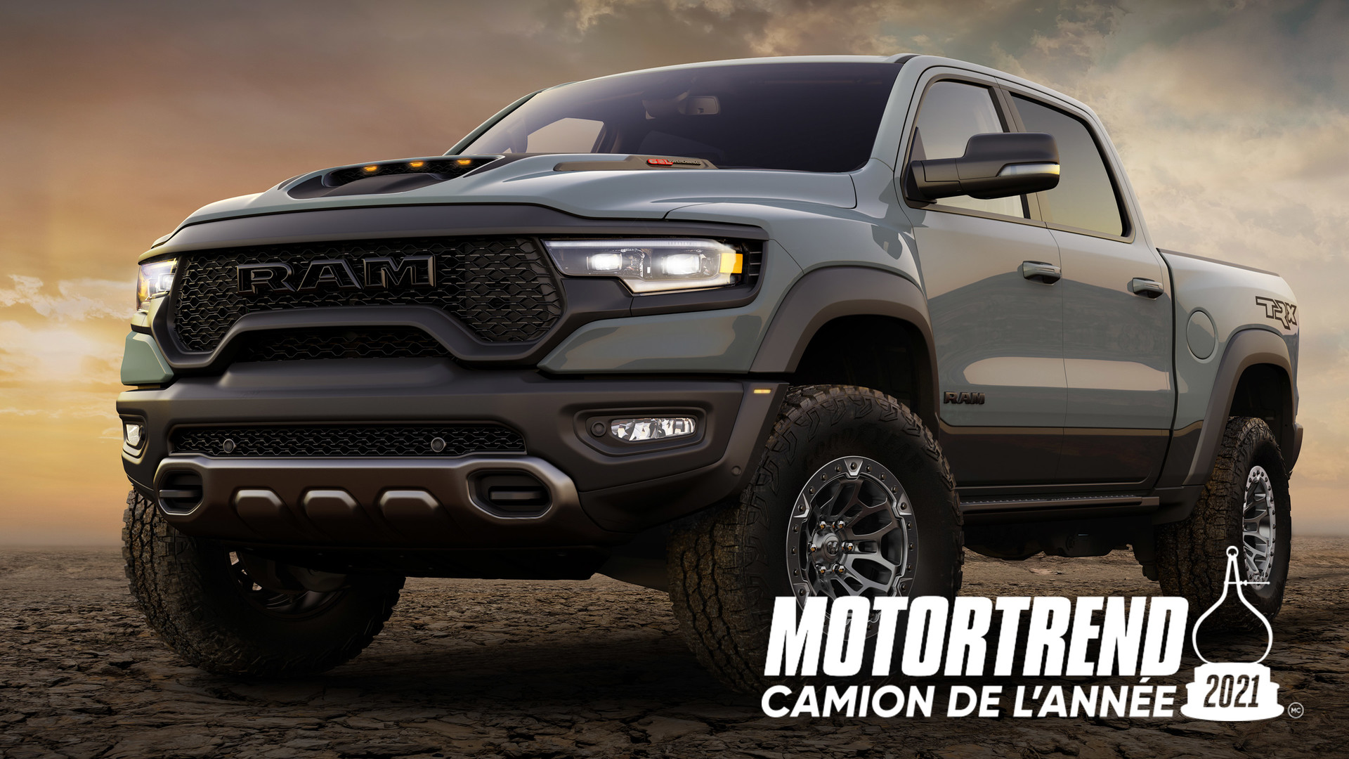 Ram 1500 2021 stationné au milieu d’un désert aride. Le Camion de l’année 2021 selon MotorTrend. Premier, excellent, meilleur.