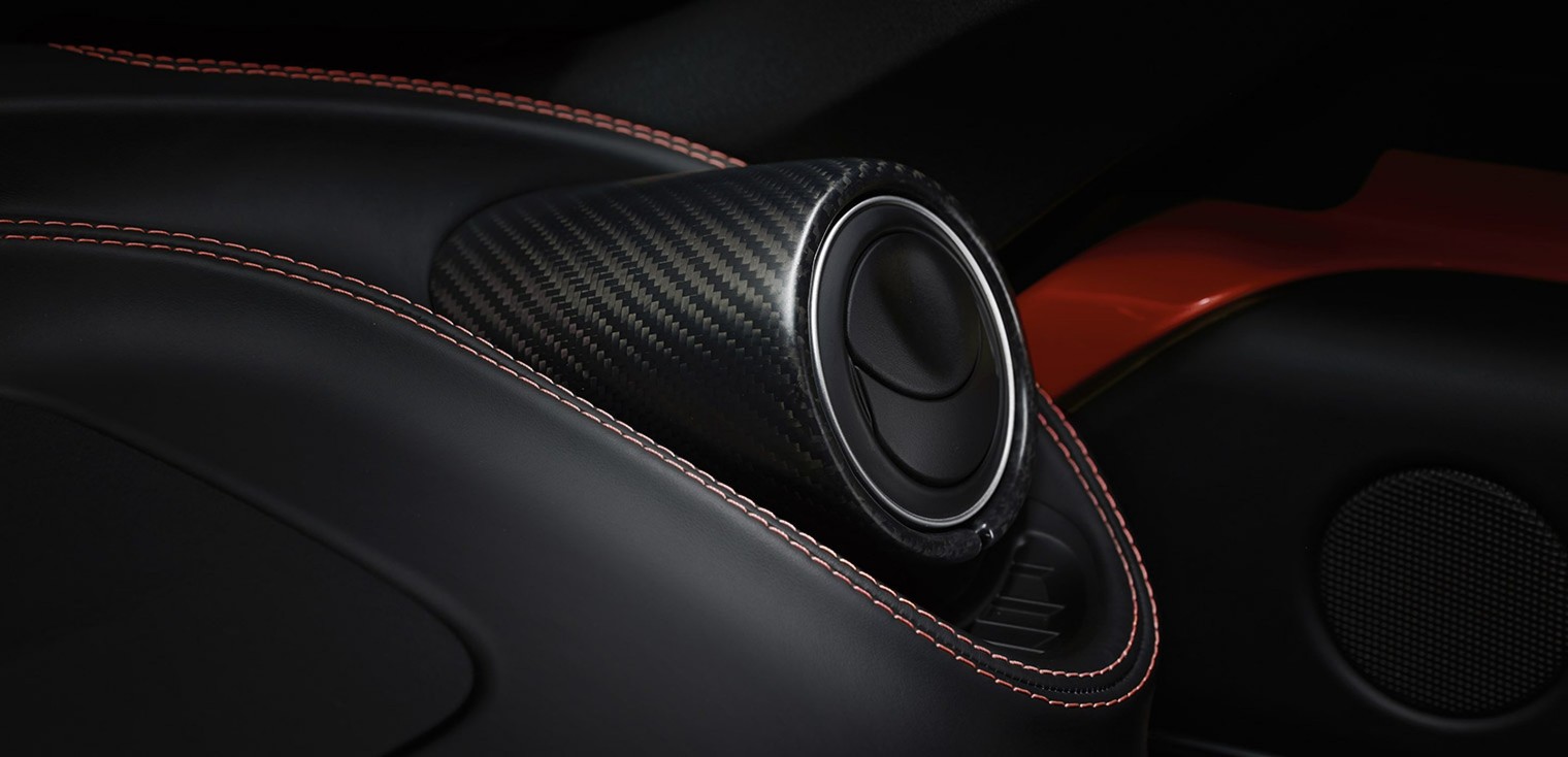 Plan rapproché d’une bouche d’air de l’Alfa Romeo 4C Spider 2019