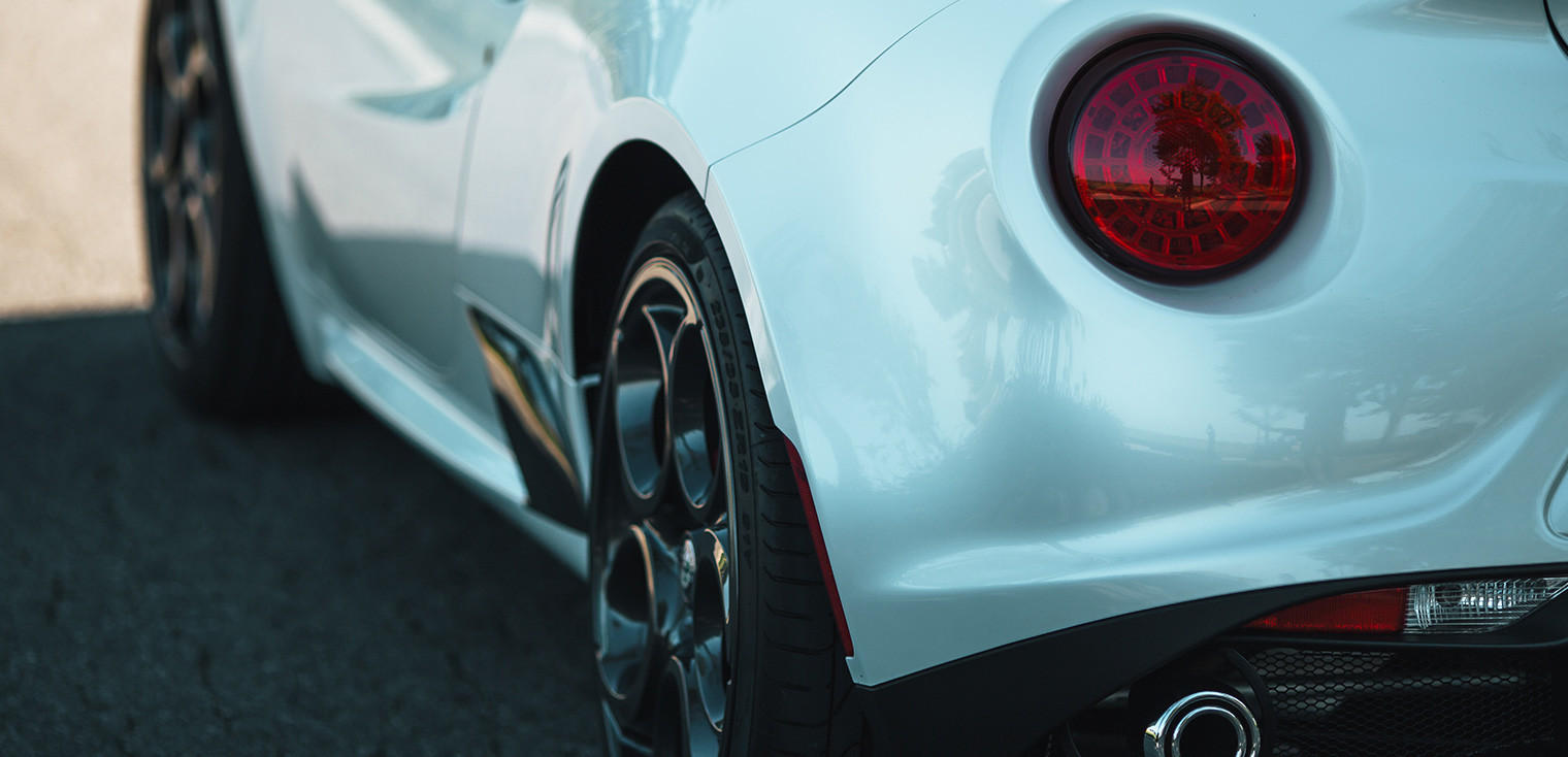 Feu et échappement arrière de l’Alfa Romeo 4C Spider, illustrée avec un extérieur blanc