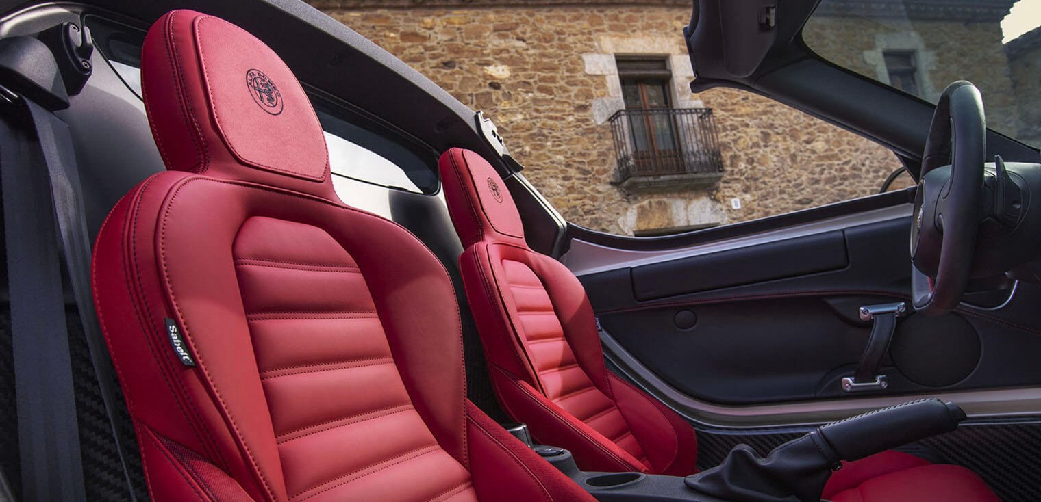 Vue latérale des sièges en cuir de l’Alfa Romeo 4C Spider 2019, illustrés en rouge