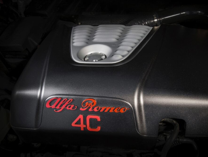 Un gros plan de l’emblème Alfa Romeo 4C sur le moteur de l’Alfa Romeo 4C Spider 2020.