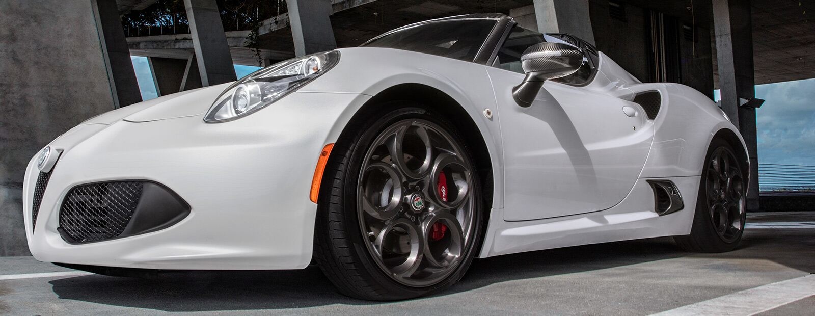 Un gros plan de la prise d’air de l’Alfa Romeo 4C Spider 2020.