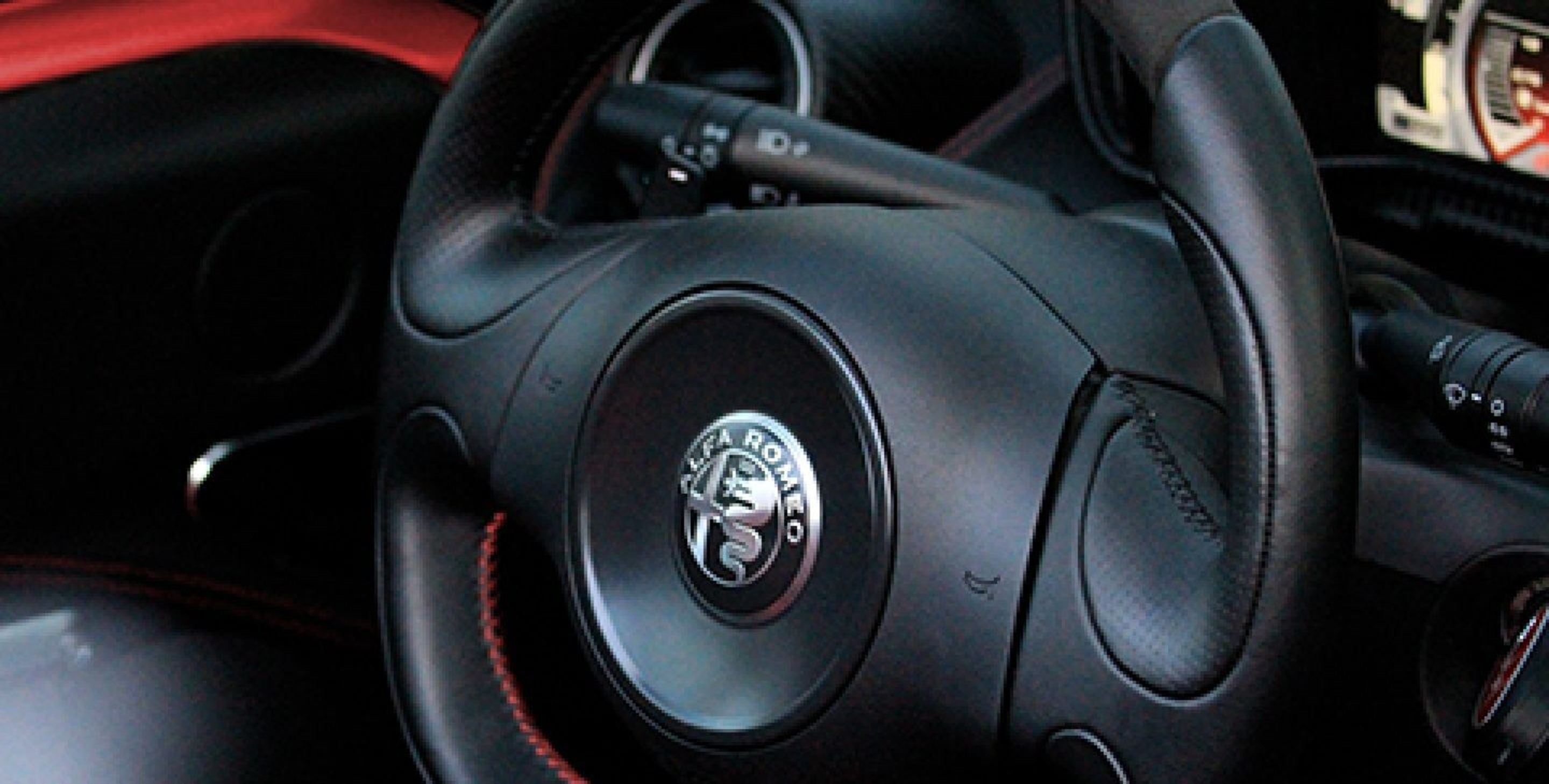 Un gros plan du volant et du tableau de bord de l’Alfa Romeo 4C Spider 2020.