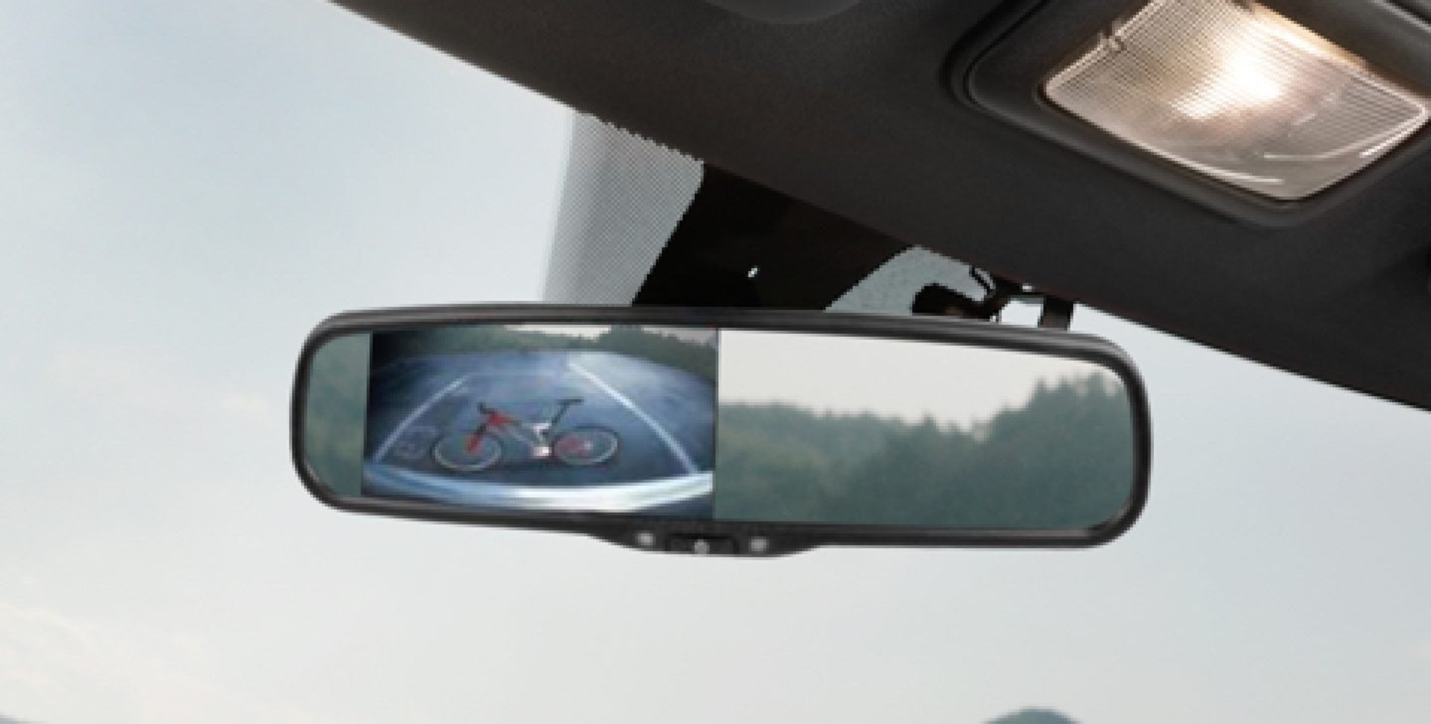 La vue que la caméra de recul affiche du côté gauche du rétroviseur de l’Alfa Romeo 4C Spider 2020.
