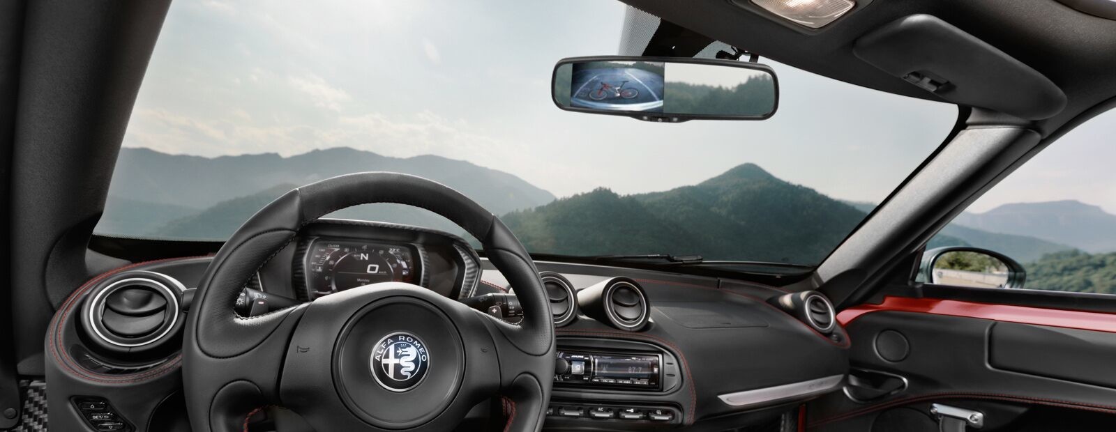 La vue que la caméra de recul affiche du côté gauche du rétroviseur de l’Alfa Romeo 4C Spider 2020.