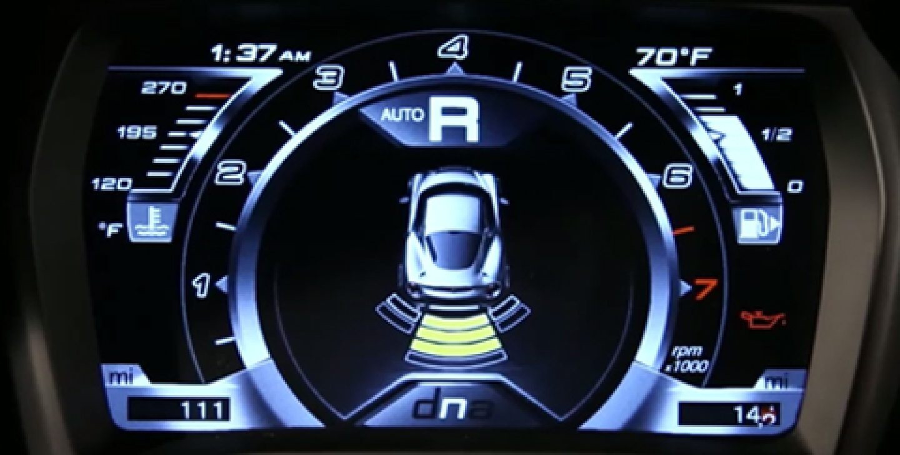 L’écran numérique intégré au groupe d’instruments de l’Alfa Romeo 4C Spider 2020 affichant une voiture et des capteurs qui balaient la zone derrière celle-ci.