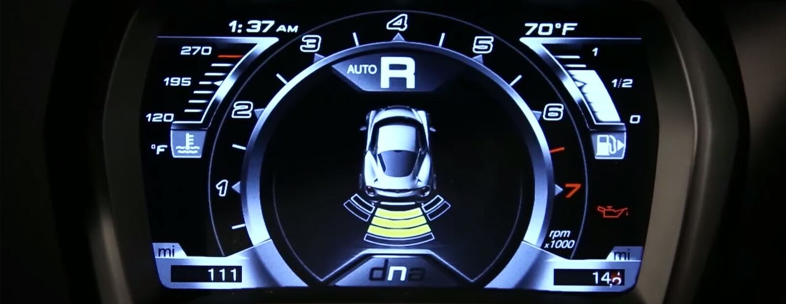 L’écran numérique intégré au groupe d’instruments de l’Alfa Romeo 4C Spider 2020 affichant une voiture et des capteurs qui balaient la zone derrière celle-ci.