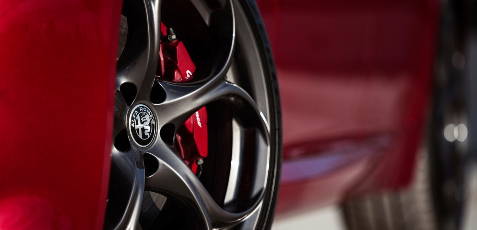 The Y-spoke aluminum wheels of the red 2019 Alfa Romeo Giulia