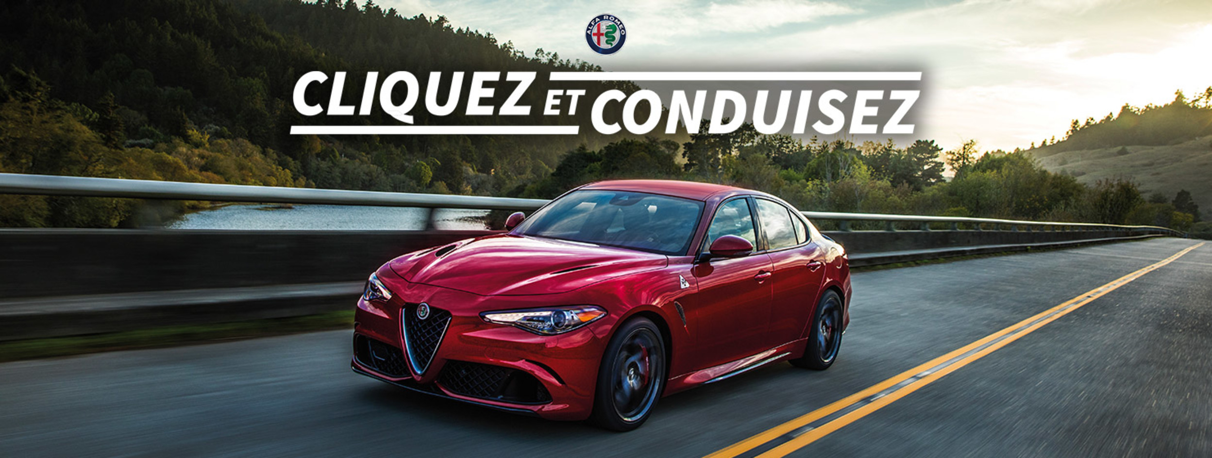Allons de l’avant. Une Alfa Romeo Giulia 2020 rouge roulant sur une route.