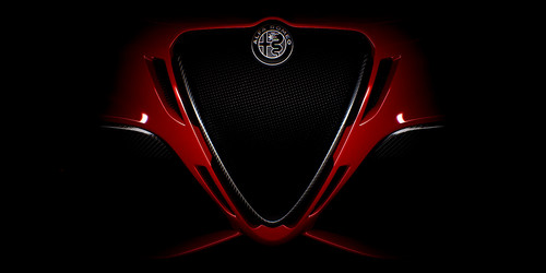 Alfa Romeo en rouge, gros plan de la grille et du badge.