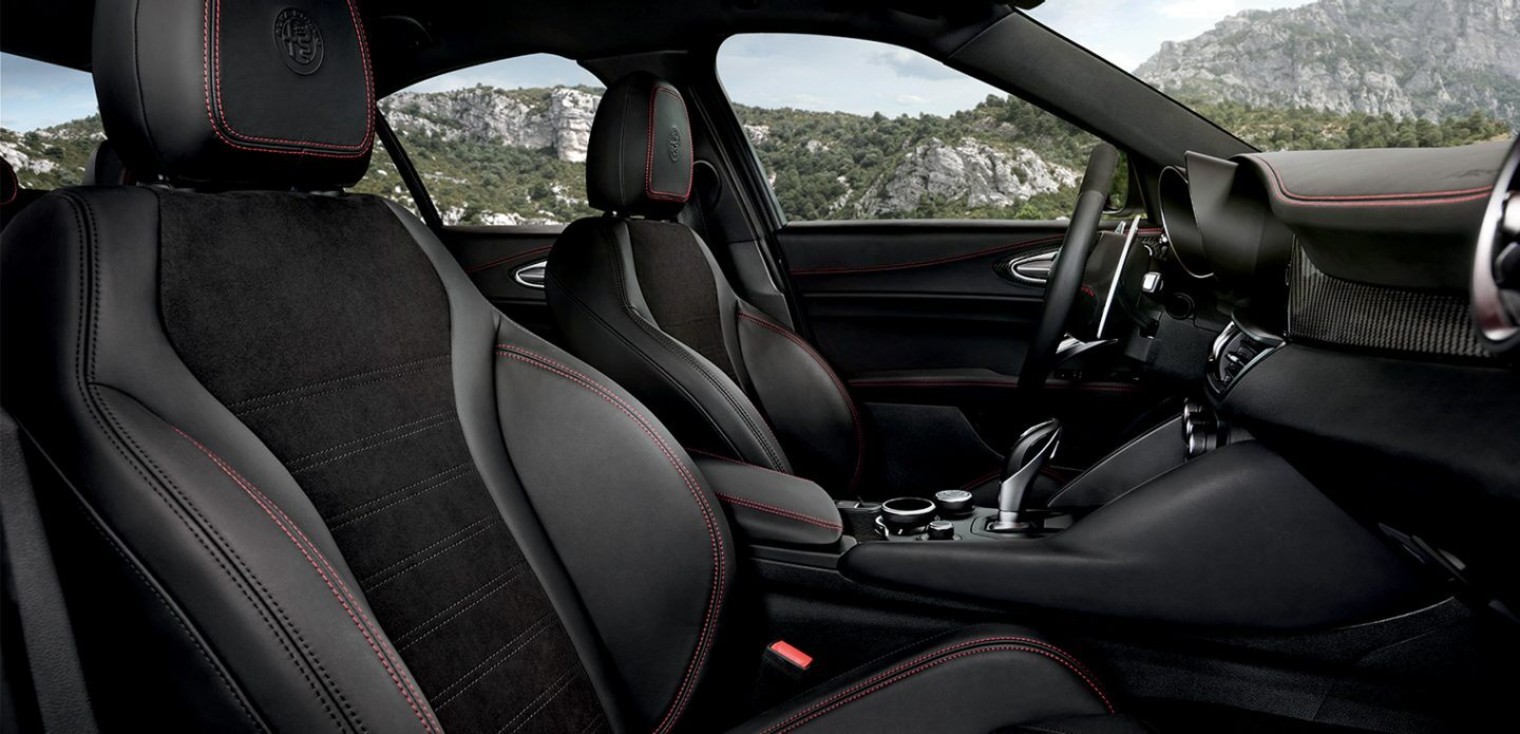 Interior view of the front seats of the 2019 Alfa Romeo Giulia Quadrifoglio
