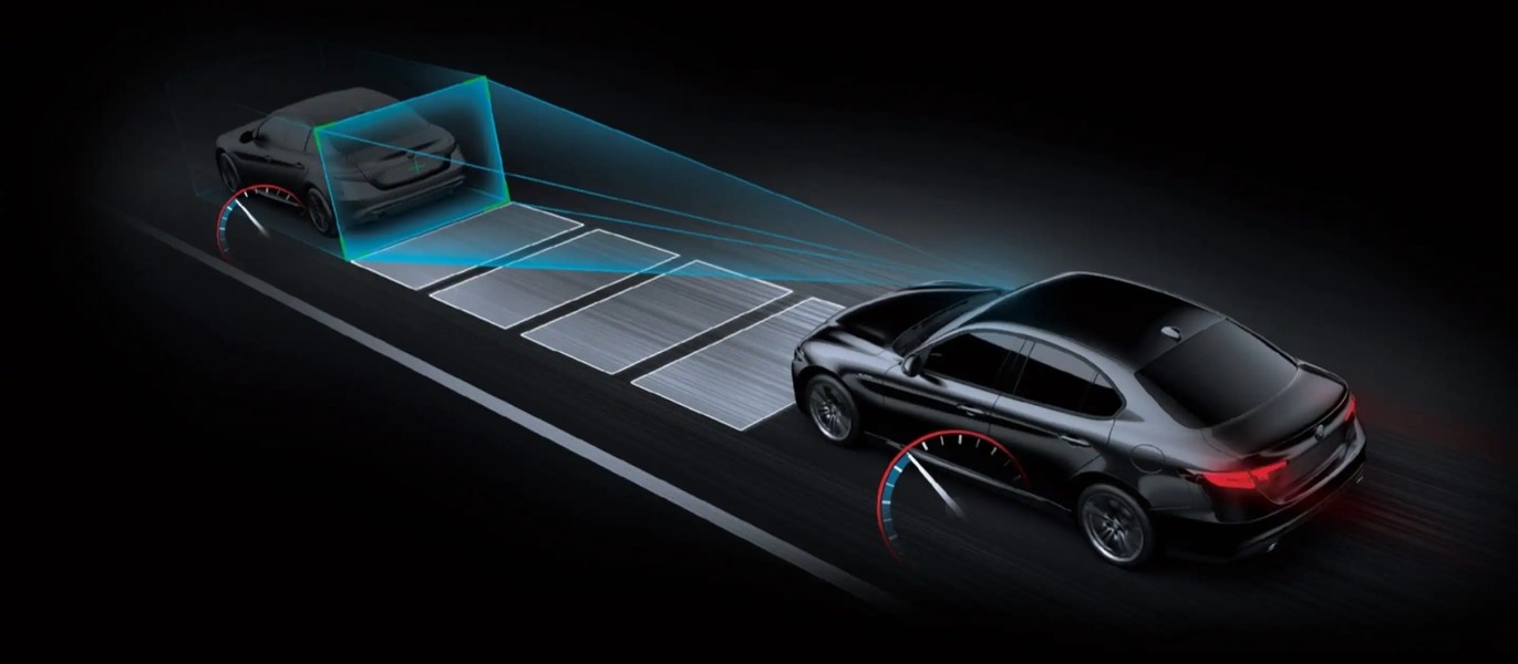 The 2021 Alfa Romeo Giulia ilustrated, with sensors monitoring the area ahead, detecting a vehicle.