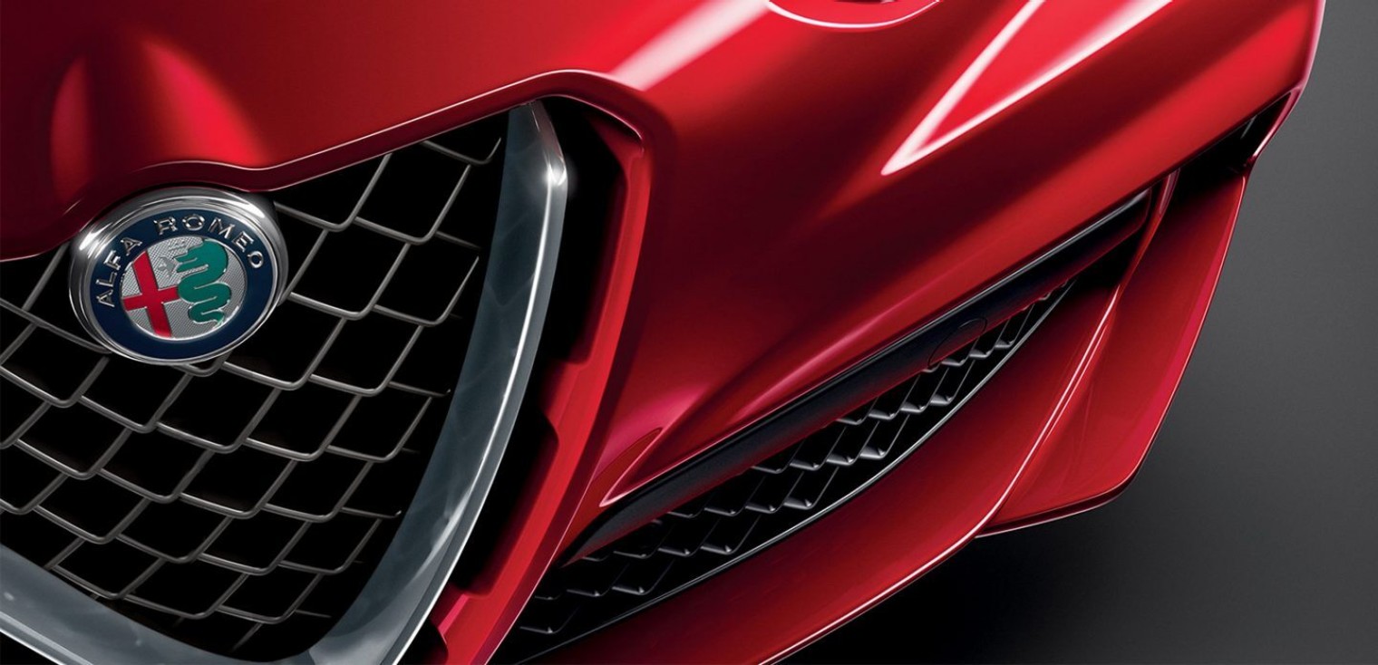 Vue du dessus de l’Alfa Romeo Stelvio Quadrifoglio 2019, illustré en rouge, mettant en valeur sa calandre Scudetto