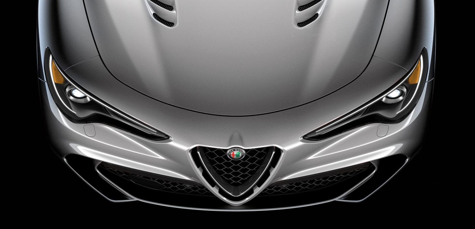 Vue cavalière de l’Alfa Romeo Stelvio Quadrifoglio 2019, illustré en argent, mettant en valeur ses phares, sa calandre Scudetto et son capot