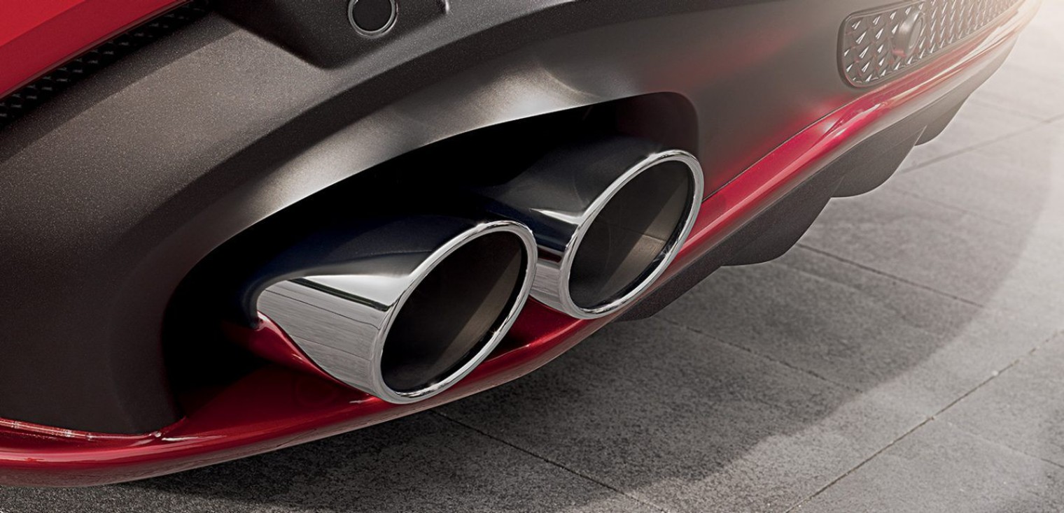 Embouts d’échappement de l’Alfa Romeo Stelvio Quadrifoglio 2019, illustré en rouge