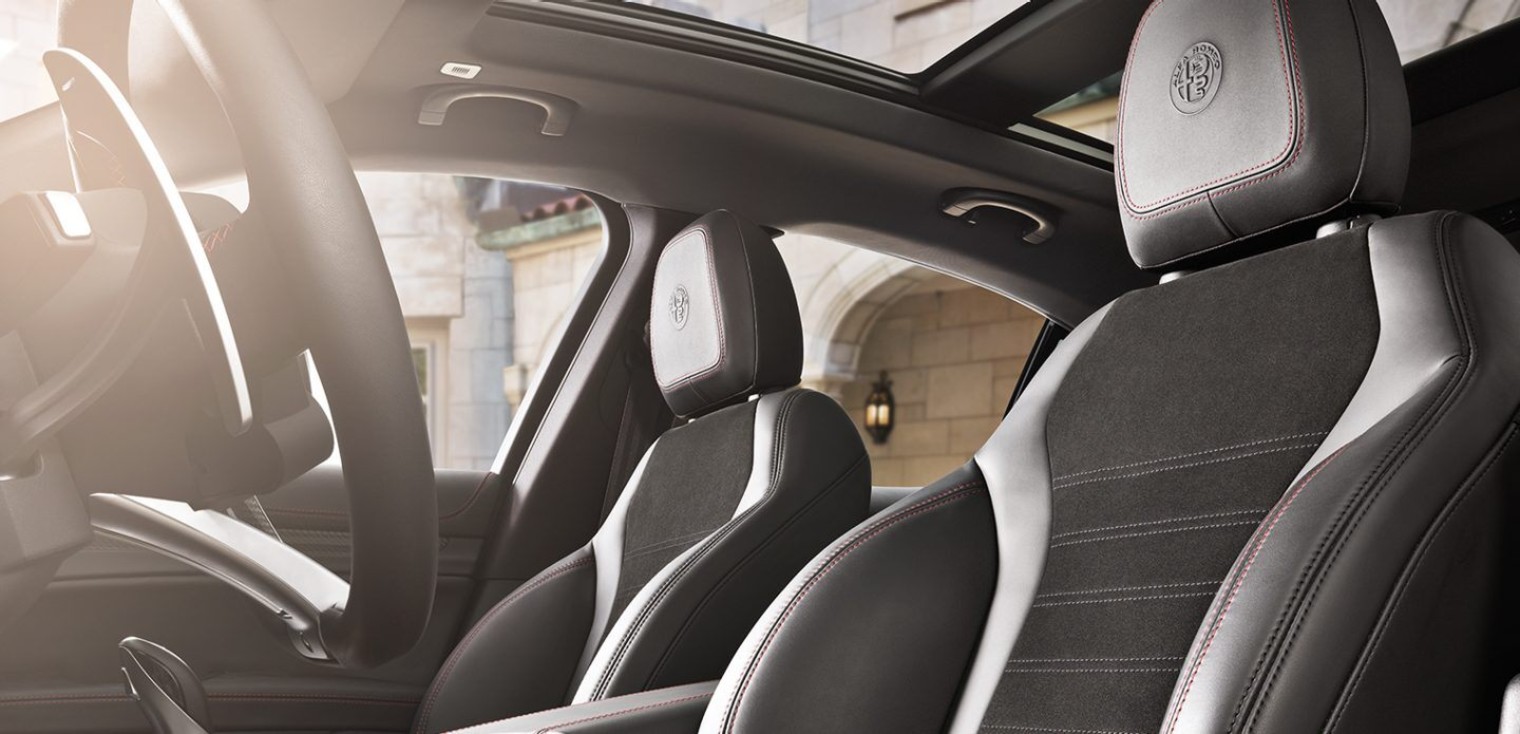 Sièges avant de l’Alfa Romeo Stelvio Quadrifoglio 2019