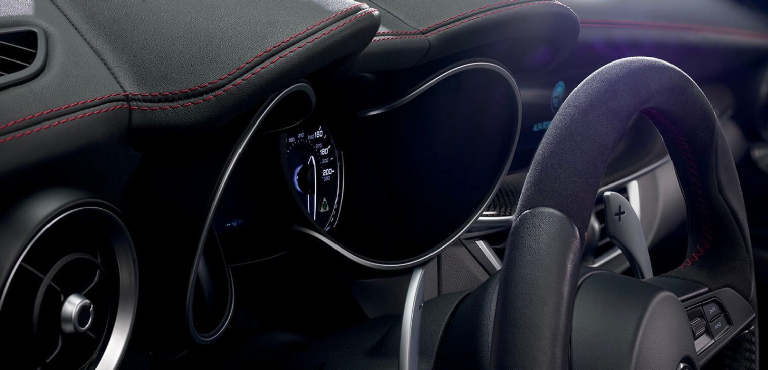 Vue latérale de l’habitacle du conducteur de l’Alfa Romeo Stelvio Quadrifoglio 2019
