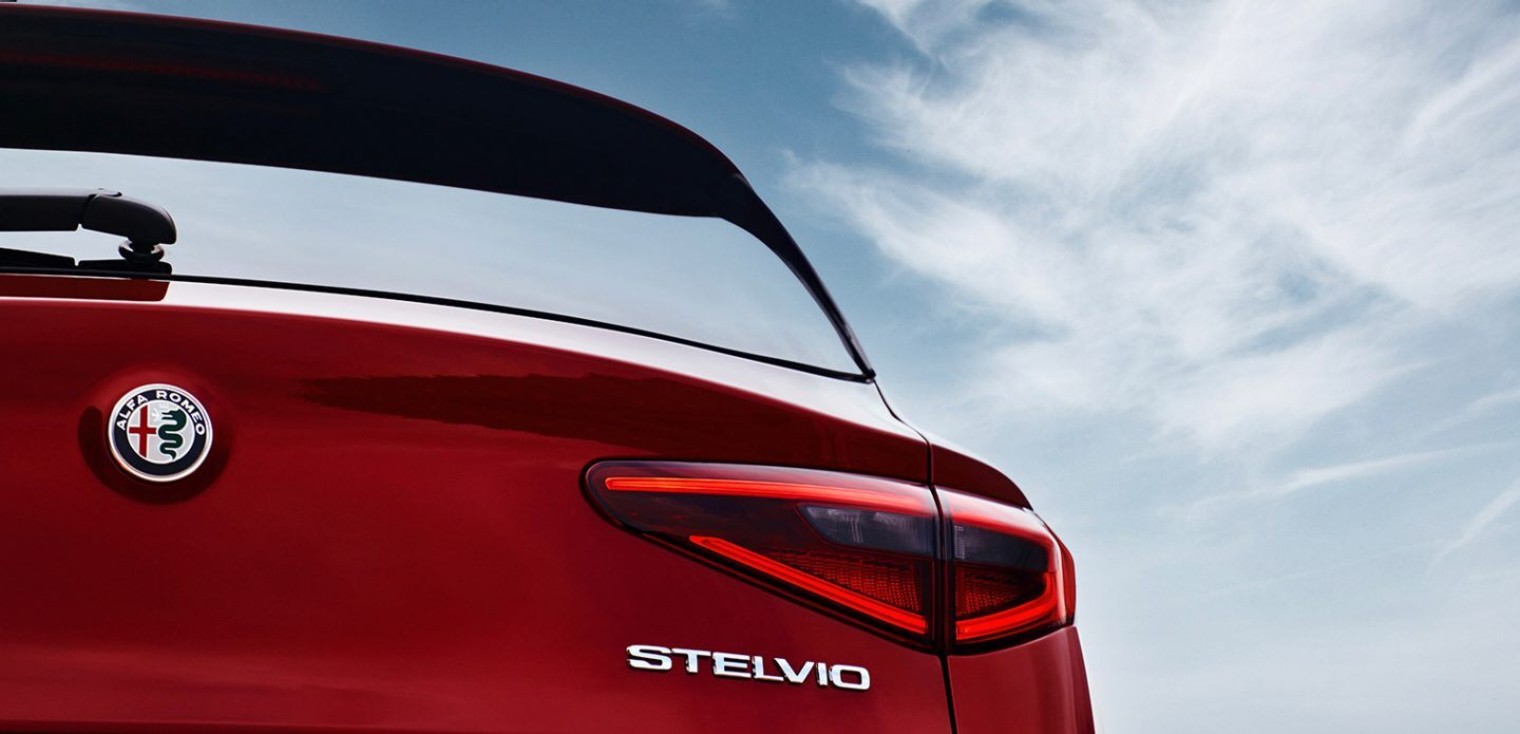 Vue arrière des feux arrière de l’Alfa Romeo Stelvio Quadrifoglio 2019, illustré en rouge