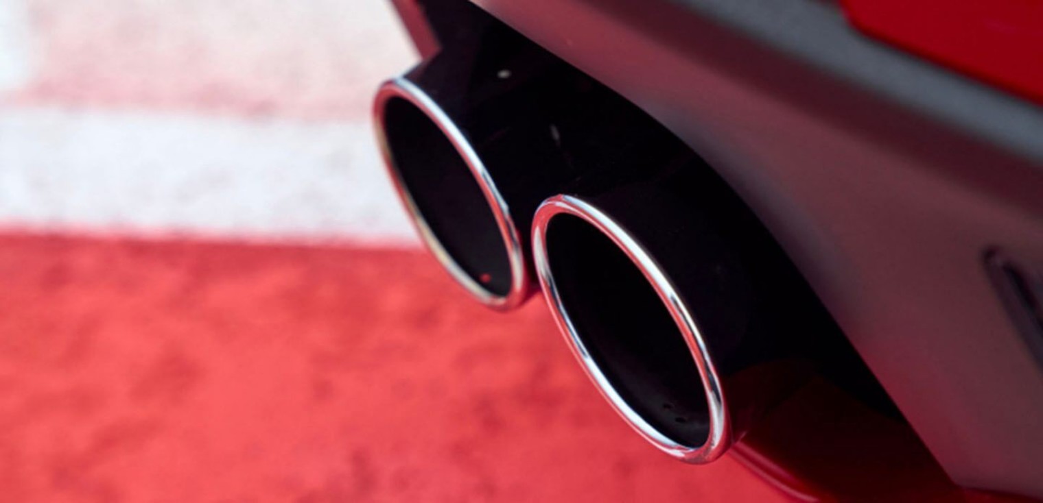 Plan rapproché des embouts d’échappement de l’Alfa Romeo Stelvio Quadrifoglio 2019, illustré en rouge.