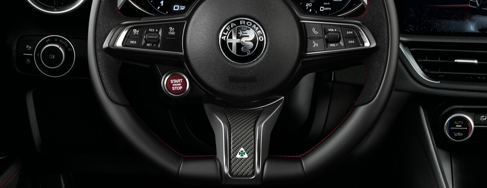 Un gros plan du volant de l’Alfa Romeo Stelvio Quadrifoglio 2020.