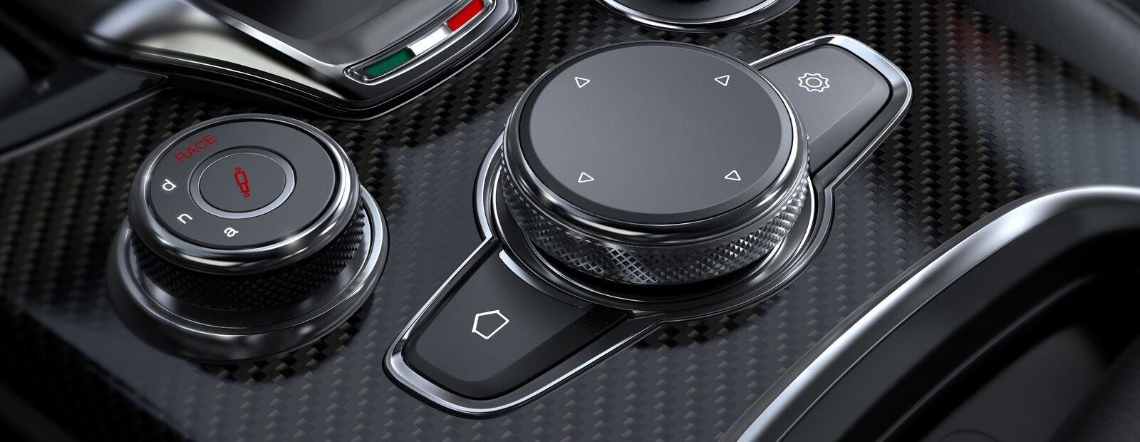 Un gros plan sur la pochette de recharge sans fil dans la console centrale de l’Alfa Romeo Stelvio Quadrifoglio 2020, présentant la texture des garnitures en fibre de carbone.