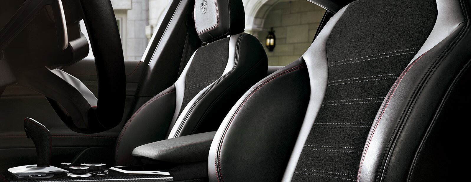Un gros plan des sièges avant de l’Alfa Romeo Stelvio Quadrifoglio 2020.