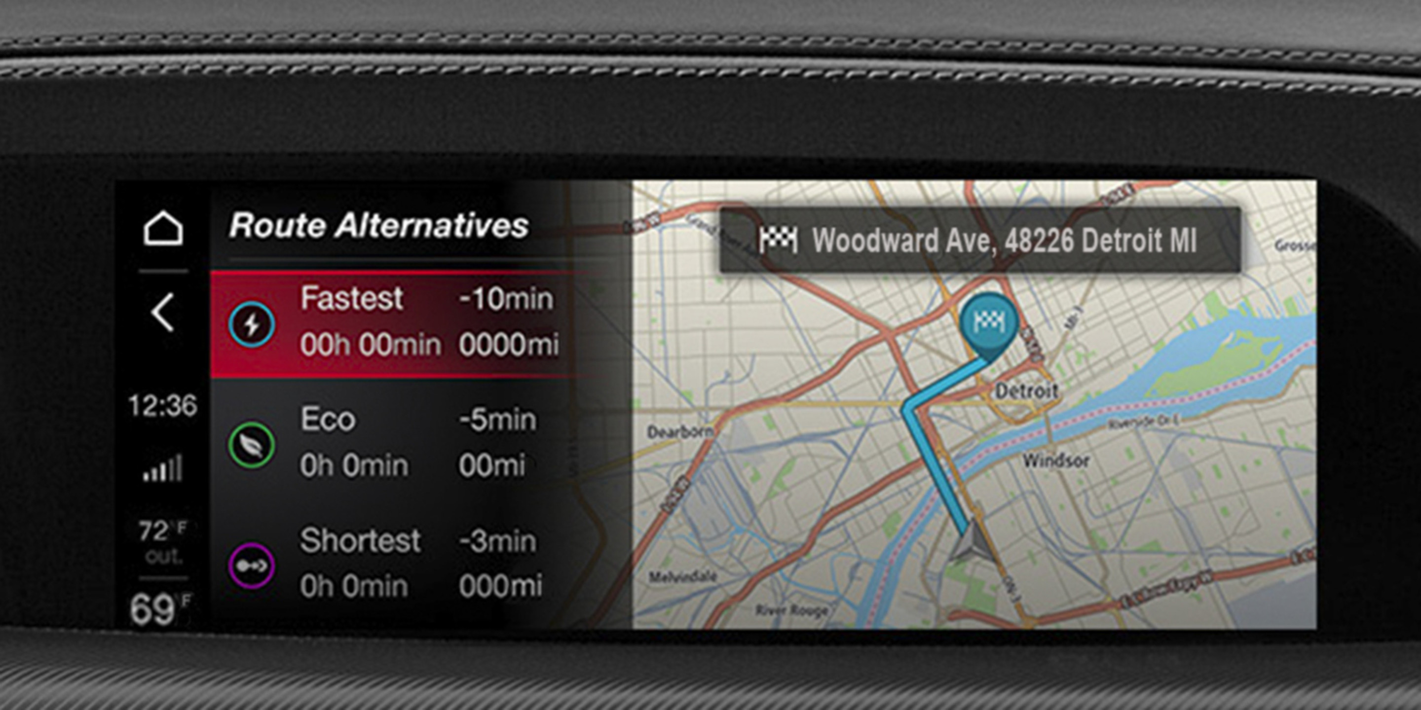 Gros plan du système de navigation en temps réel sur l’écran d’infodivertissement à l’intérieur d’une Alfa Romeo Stelvio Quadrifoglio 2024.