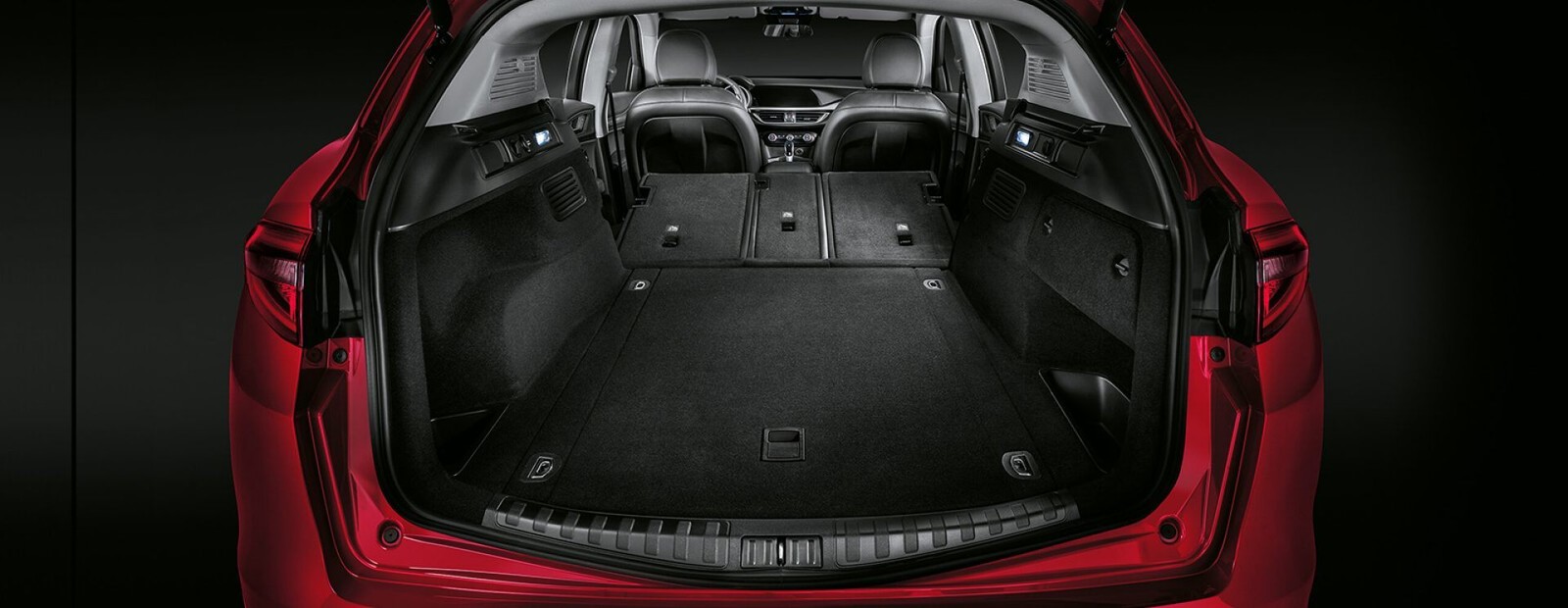 AlfaRomeo-2018-Stelvio-Split-Panel