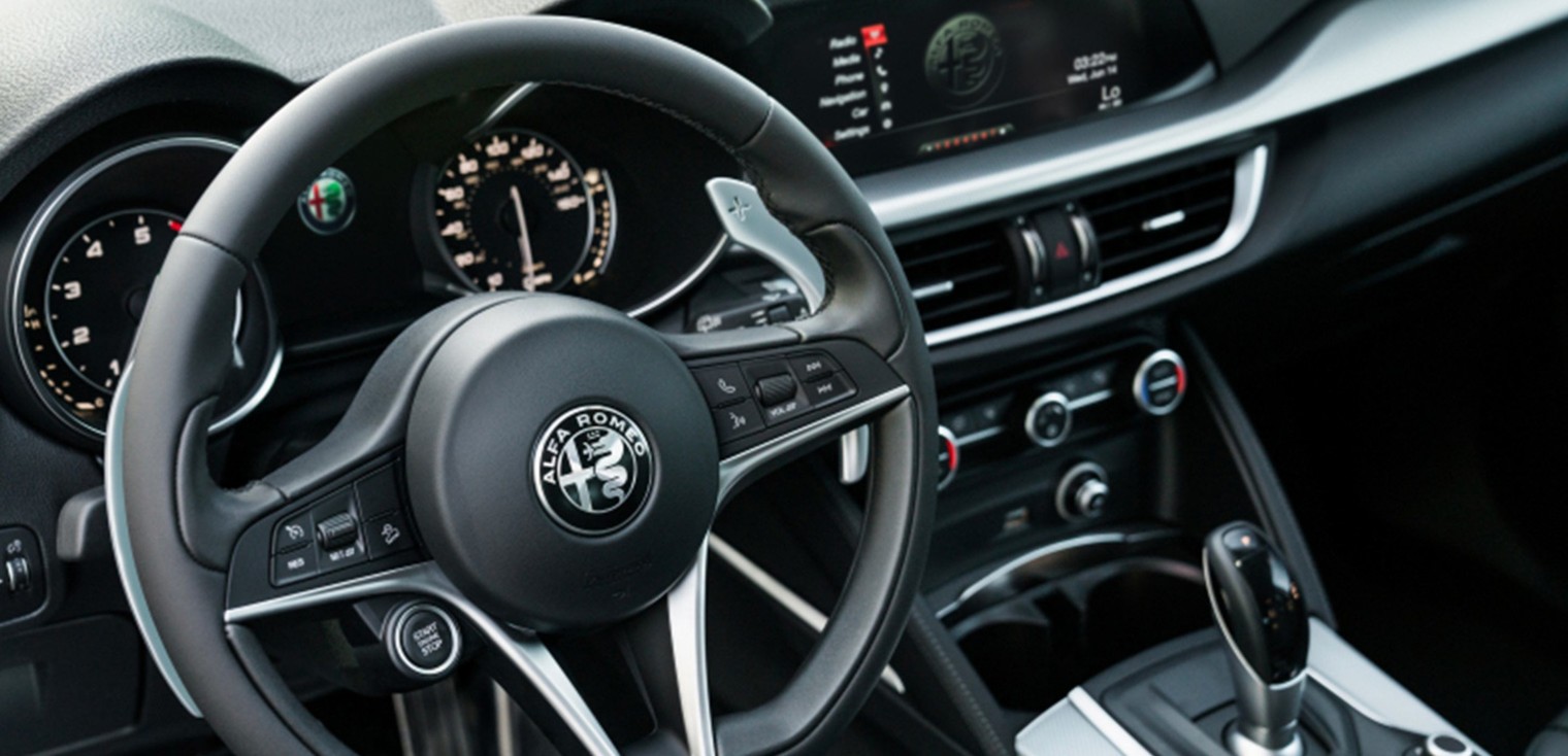 Vue intérieure de l’Alfa Romeo Stelvio 2019, montrant le siège du conducteur