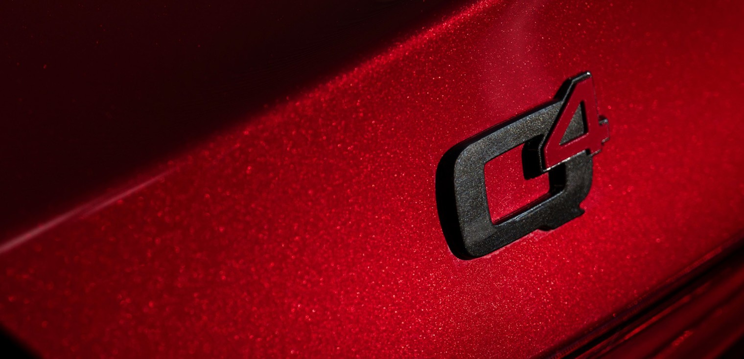L’emblème Q4 de l’Alfa Romeo Stelvio 2019, illustré en rouge