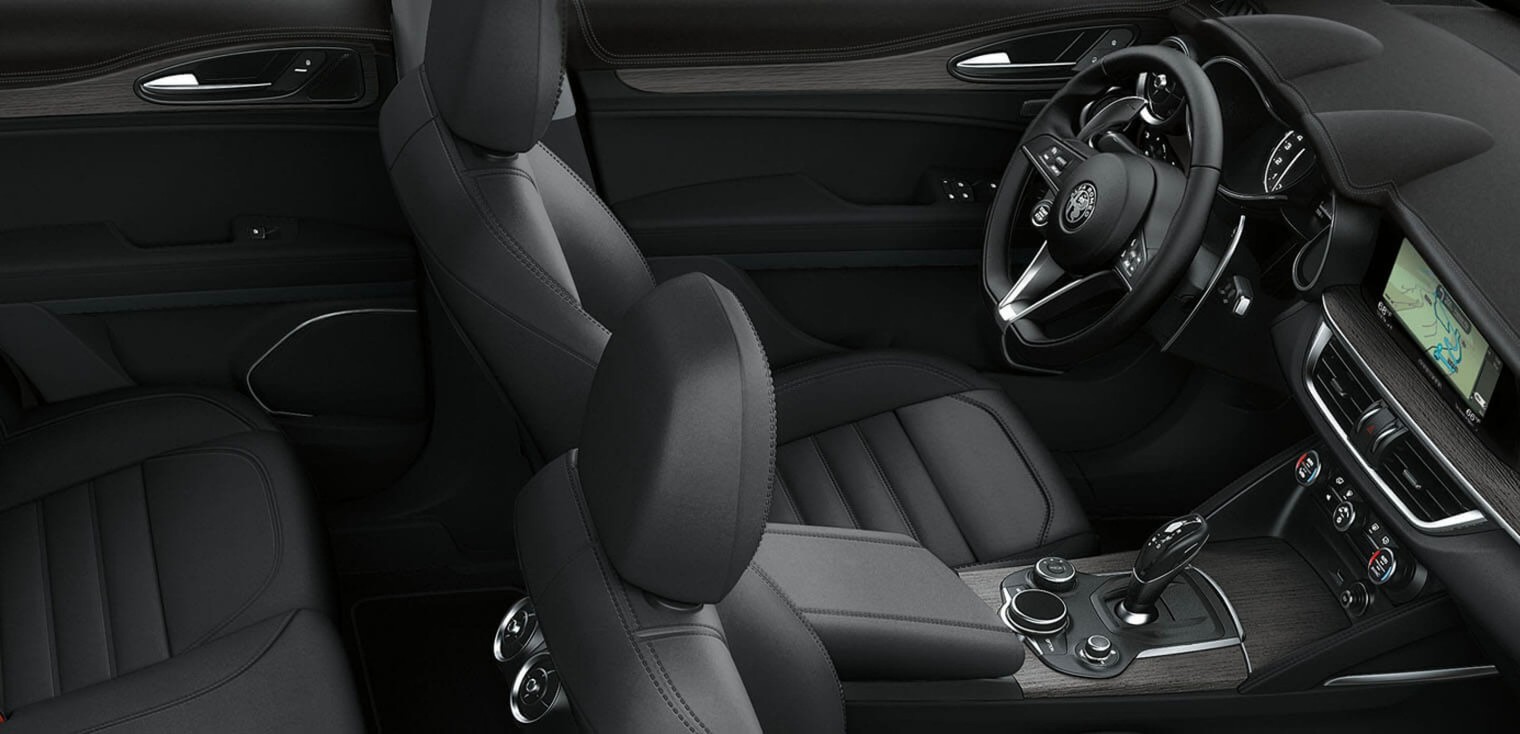 Vue intérieure de l’Alfa Romeo Stelvio 2019, montrant les sièges avant noirs