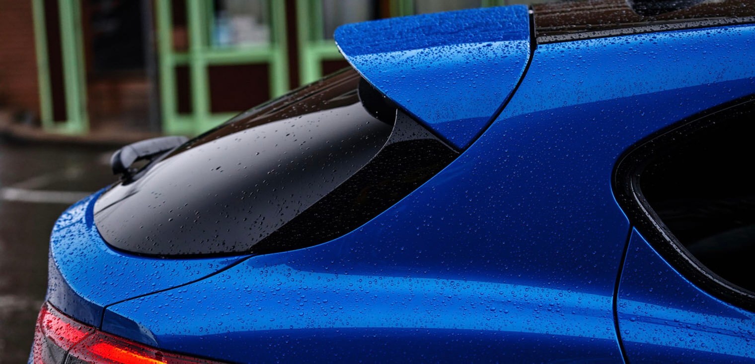 Vue latérale de l’Alfa Romeo Stelvio 2019, illustré en bleu, montrant la ligne de toit du coffre