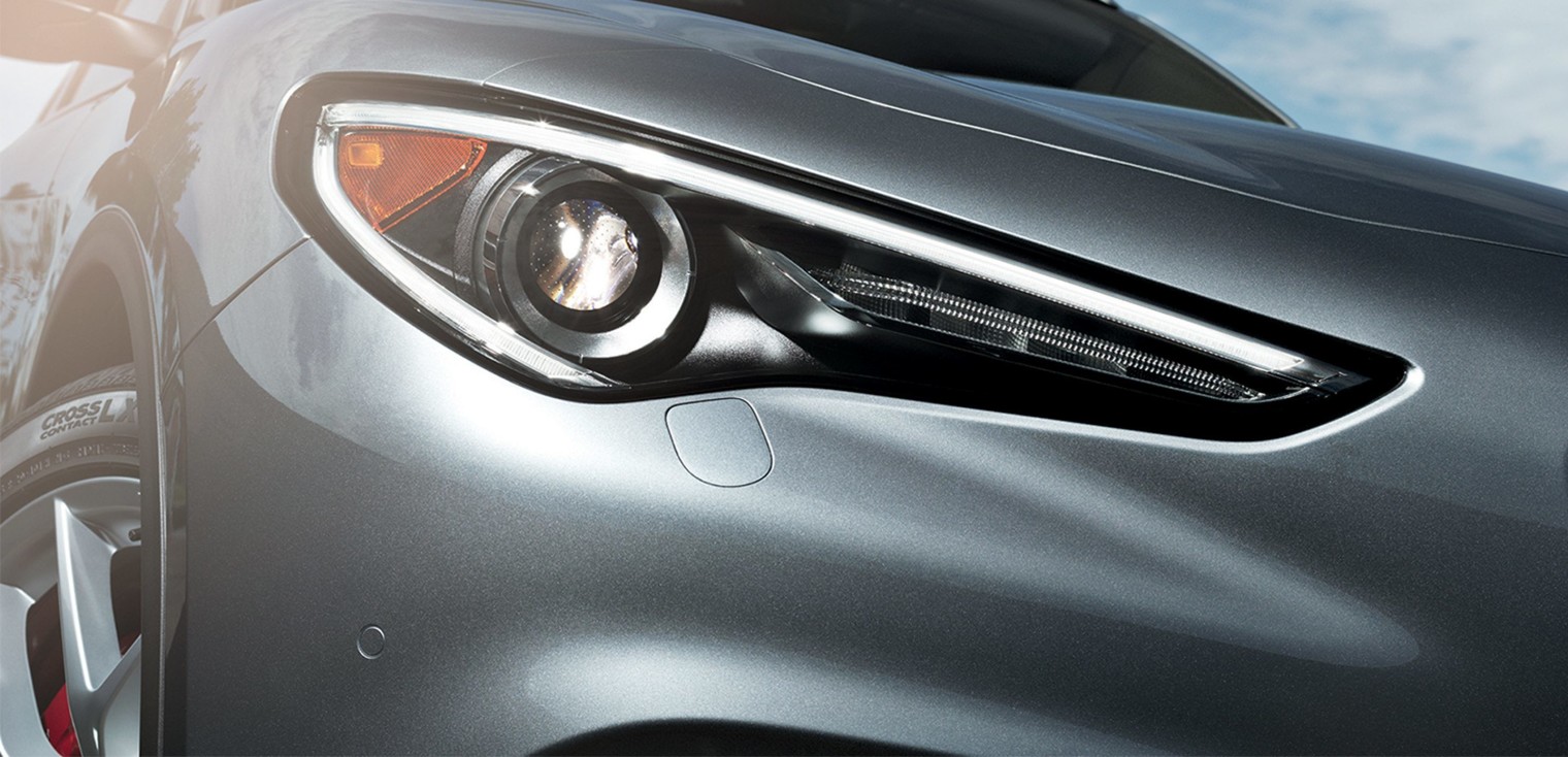 Plan rapproché des phares bixénon de l’Alfa Romeo Stelvio 2019, illustré en argent