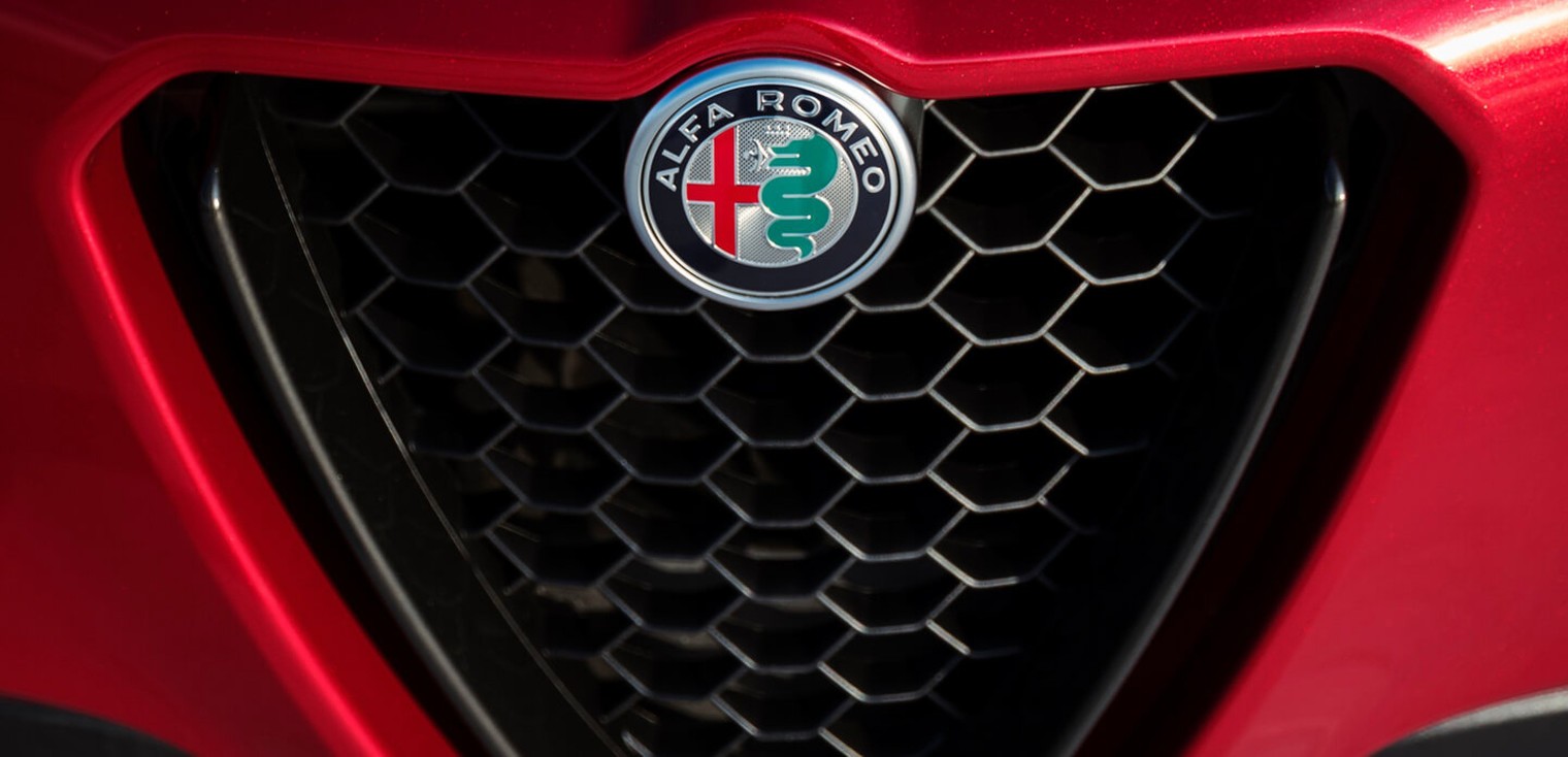 La calandre Scudetto de l’Alfa Romeo Stelvio 2019, illustré en rouge