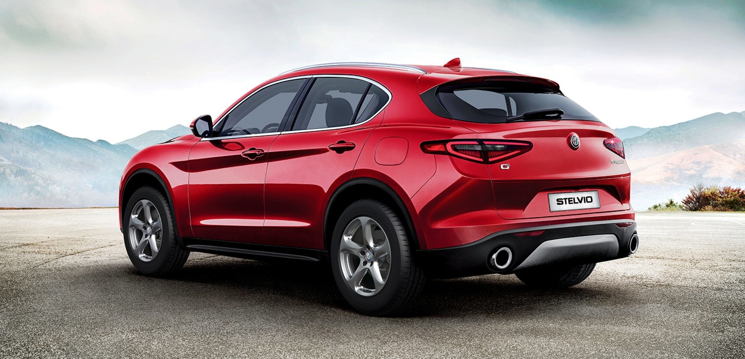 Vue arrière de l’Alfa Romeo Stelvio 2019, illustré en rouge, stationné dans les montagnes