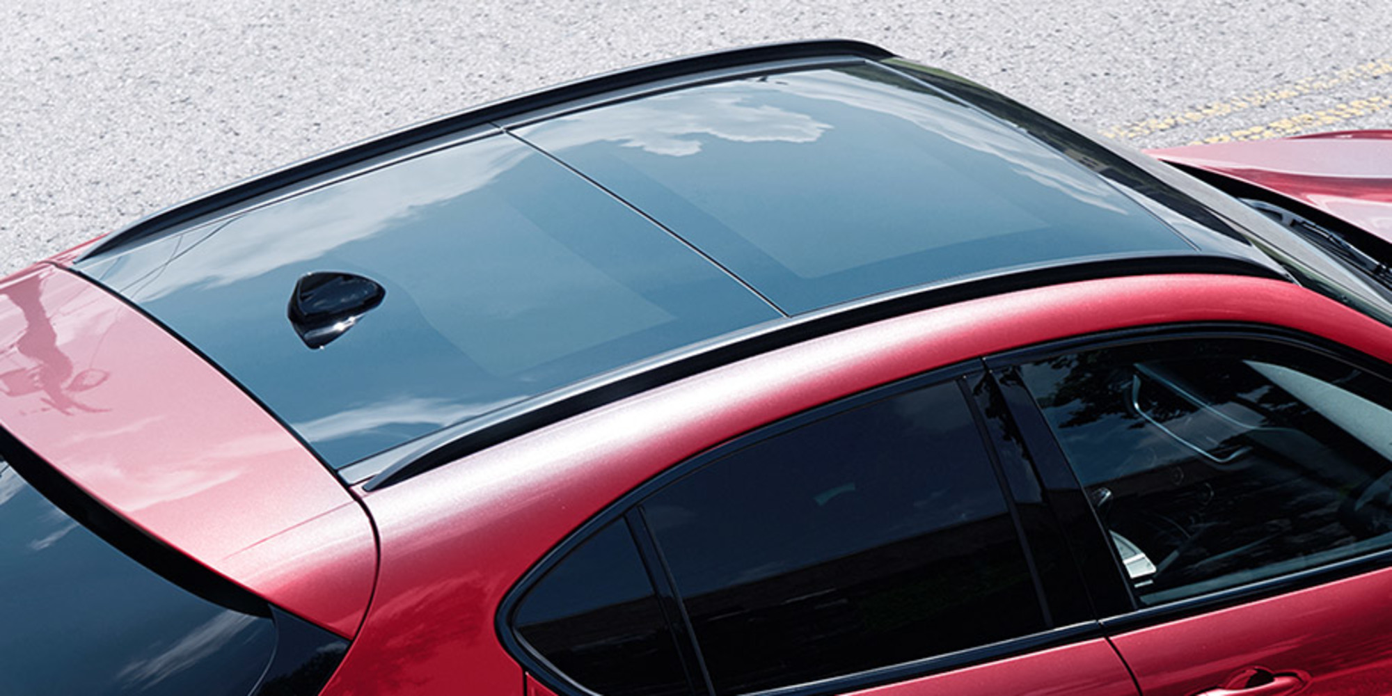 Vue sur le toit ouvrant d’une Alfa Romeo Stelvio 2021 rouge.