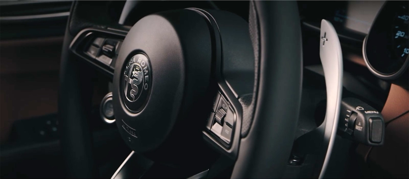 Une vue rapprochée du volant d’une Alfa Romeo Stelvio 2021.