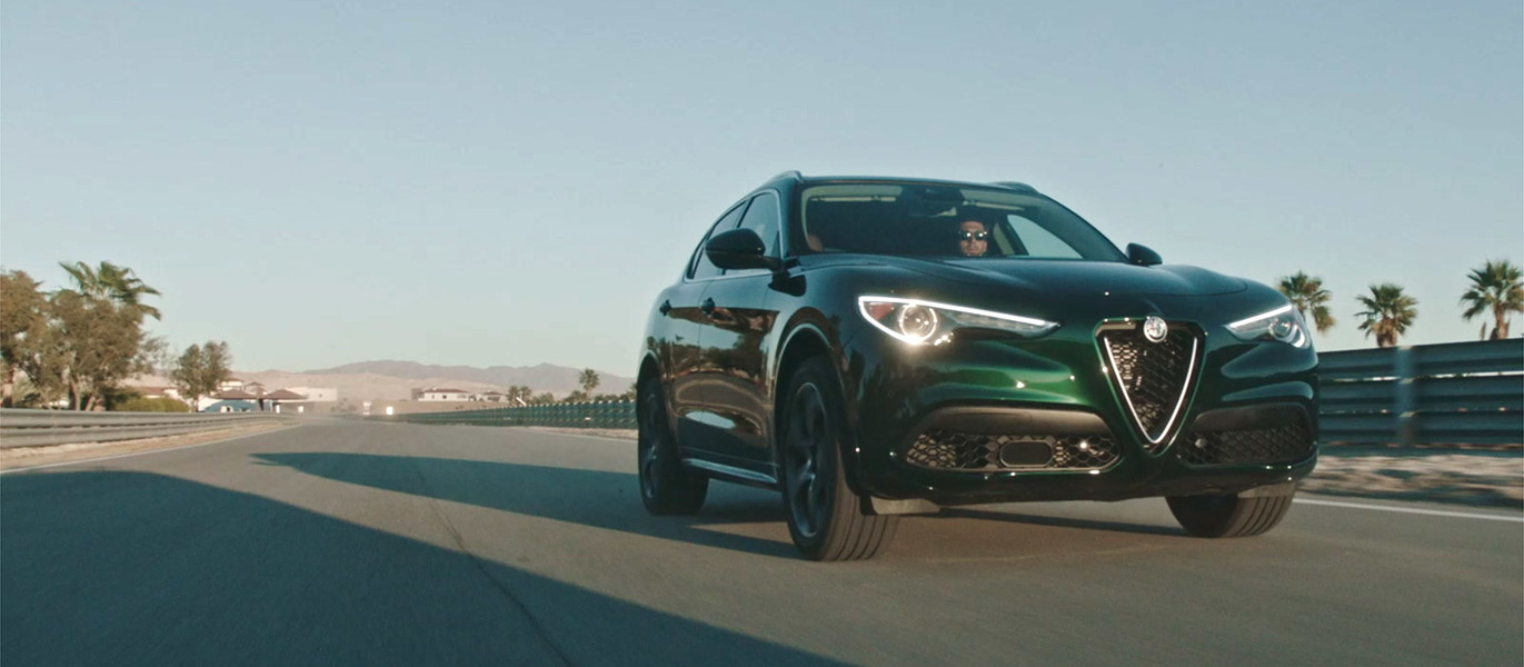 Vue de trois-quart de l’Alfa Romeo Stelvio 2021 sur un circuit de course