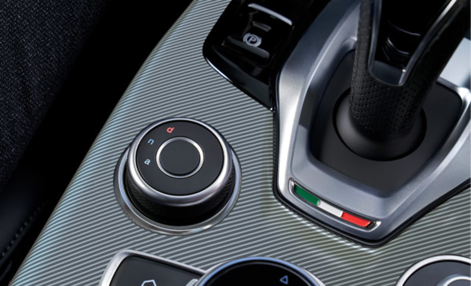Gros plan intérieur du levier de vitesses et de la console centrale de l’Alfa Romeo Stelvio 2023.
