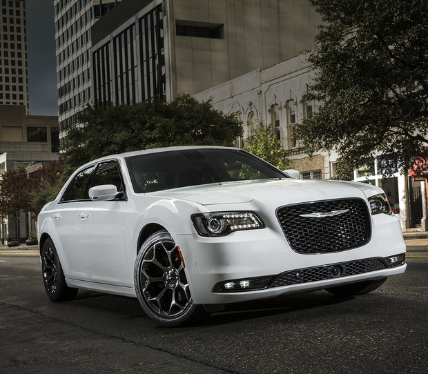 Chrysler 300 2018 illustrée en blanc étincelant, vue latérale